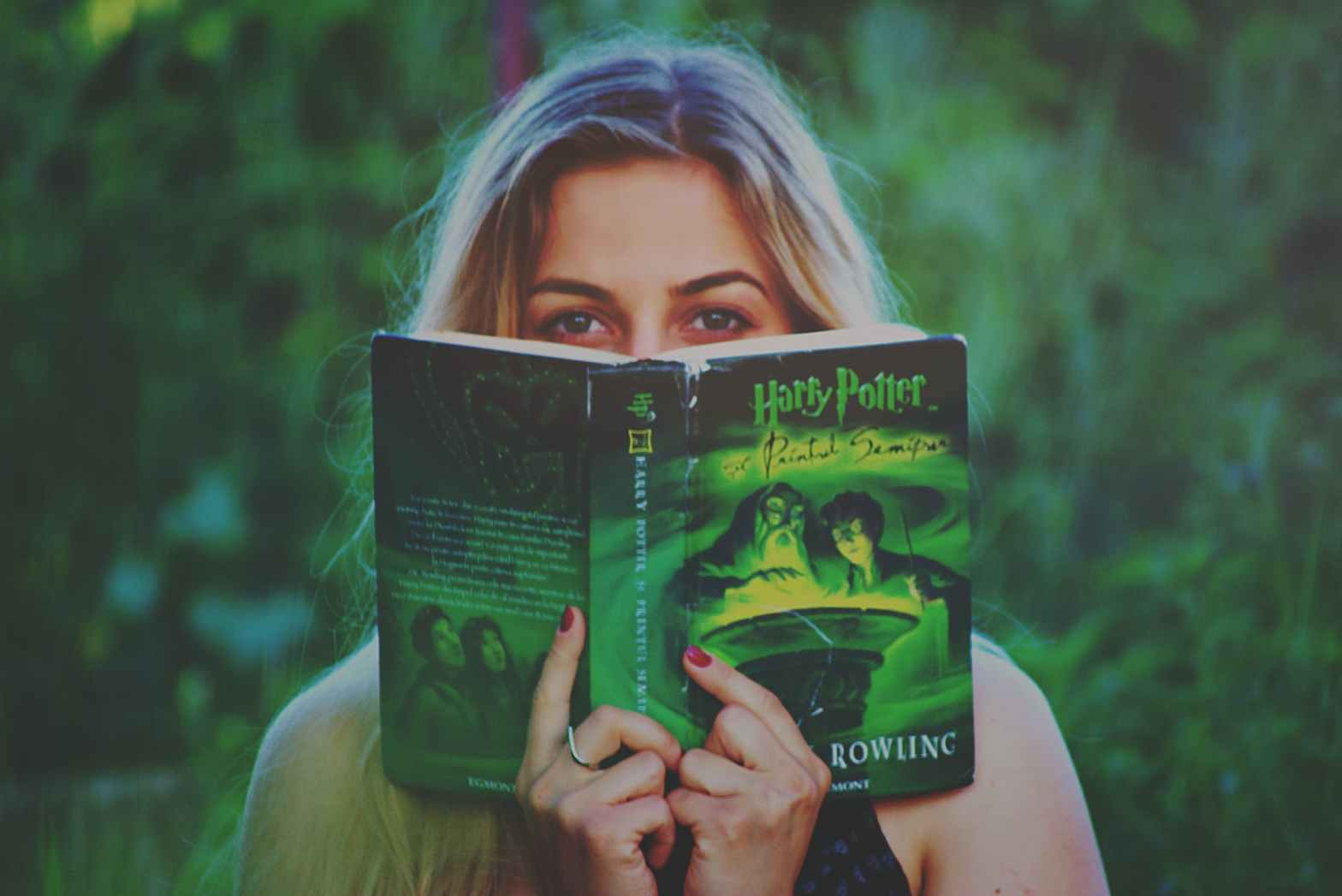 woman reading harry potter book to highlight benefits of b2b storytelling and copywriting for business growth